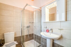 Shower, free toiletries, hair dryer, towels - Apartment 'Captain Spiros Picola' with Mountain View, Balcony & Wi-Fi (Paxos)
