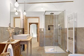 Shower, hair dryer, towels - Apartment 'Alpin Chalet Samer Bauernstube' with Mountain View, Garden and Wi-Fi (Sarntal)
