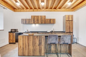 Fridge, microwave, oven, stovetop - Apartment 'Alpin Chalet Samer Bauernstube' with Mountain View, Garden and Wi-Fi (Sarntal)