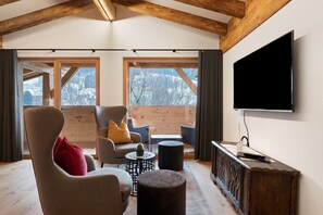 TV - Apartment 'Alpin Chalet Samer Fürstenblick' with Mountain View, Terrace and Wi-Fi (Sarntal)