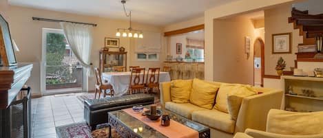 TV, fireplace, DVD player, stereo