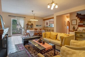 TV, caminetto, lettore DVD, impianto stereo