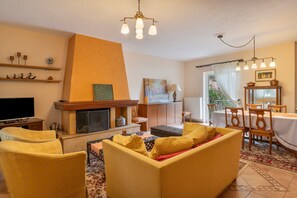 TV, fireplace, DVD player, stereo - Villa 'Kallia's' with Mountain View, Private Terrace and Wi-Fi (Villia)