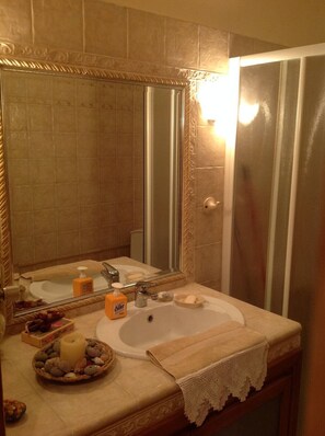 Kylpyamme, hiustenkuivaaja, pyyhkeet