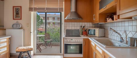 ثلاجة، ميكروويف، فرن، موقد طهي مسطح