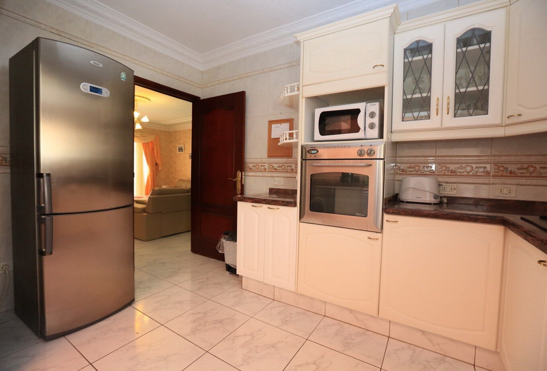 Køleskab, mikrobølgeovn, ovn, kogeplade