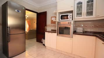 Køleskab, mikrobølgeovn, ovn, kogeplade