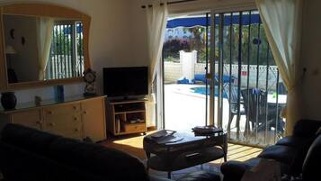 TV, fireplace, DVD player, stereo