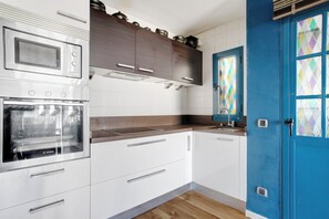 Kühlschrank, Mikrowelle, Ofen, Herdplatte