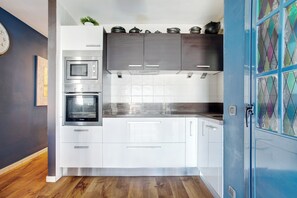 Køleskab, mikrobølgeovn, ovn, kogeplade