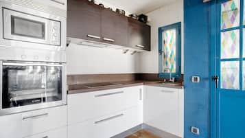 Een koelkast, een magnetron, een oven, een kookplaat