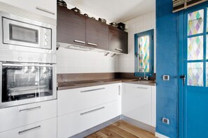 Køleskab, mikrobølgeovn, ovn, kogeplade