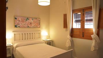 2 slaapkamers, een strijkplank/strijkijzer, gratis wifi, beddengoed