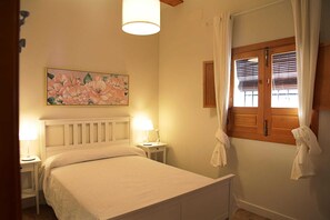 2 室のベッドルーム、アイロン / アイロン台、WiFi (無料)、ベッドシーツ