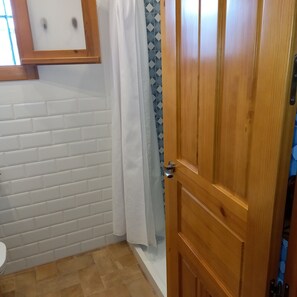 Dusj, hårføner og håndklær