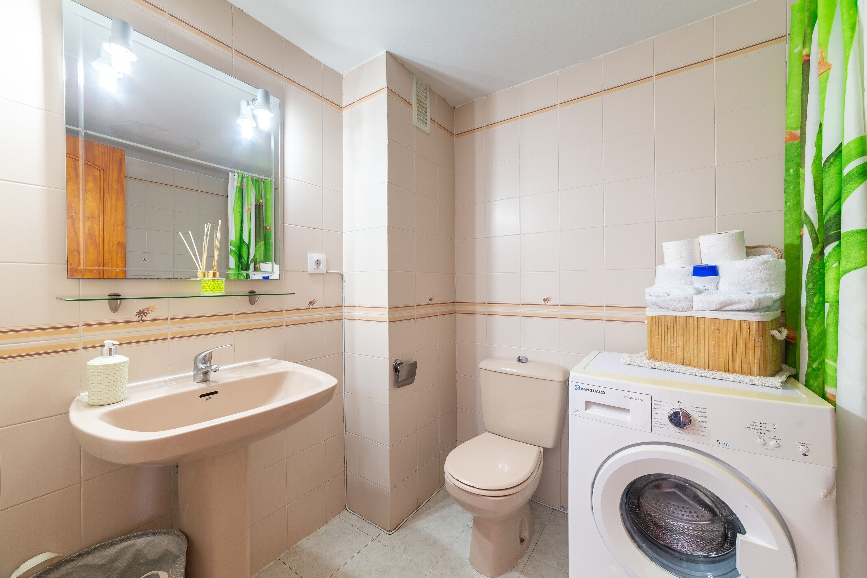 Ein Badezimmer mit Waschbecken, Toilette und Waschmaschine.