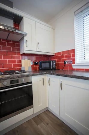 Geladeira, micro-ondas, fogão, cooktop