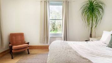 3 bedrooms, desk, free WiFi, bed sheets