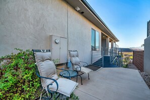 Terrace/patio - Spacious Guest House w Views! Close to Natl Parks! (St. George)
