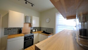 Fridge, microwave, oven, stovetop - Crows Nest - Large, modern apartment with stylish interior and free parking. (Scarborough)