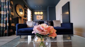 Smart TV - Crows Nest - Large, modern apartment with stylish interior and free parking. (Scarborough)