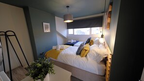 3 bedrooms, iron/ironing board, travel crib, free WiFi - Crows Nest - Large, modern apartment with stylish interior and free parking. (Scarborough)