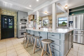 Full-sized fridge, microwave, stovetop, dishwasher - The Main House at D2 Farms I Couples retreat with hot tub and pool. (Wimbeley)