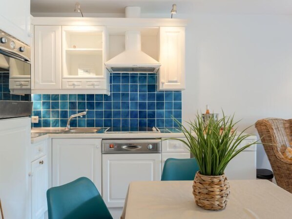 Réfrigérateur, four, lave-vaisselle, grille-pain