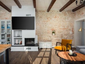 TV, fireplace