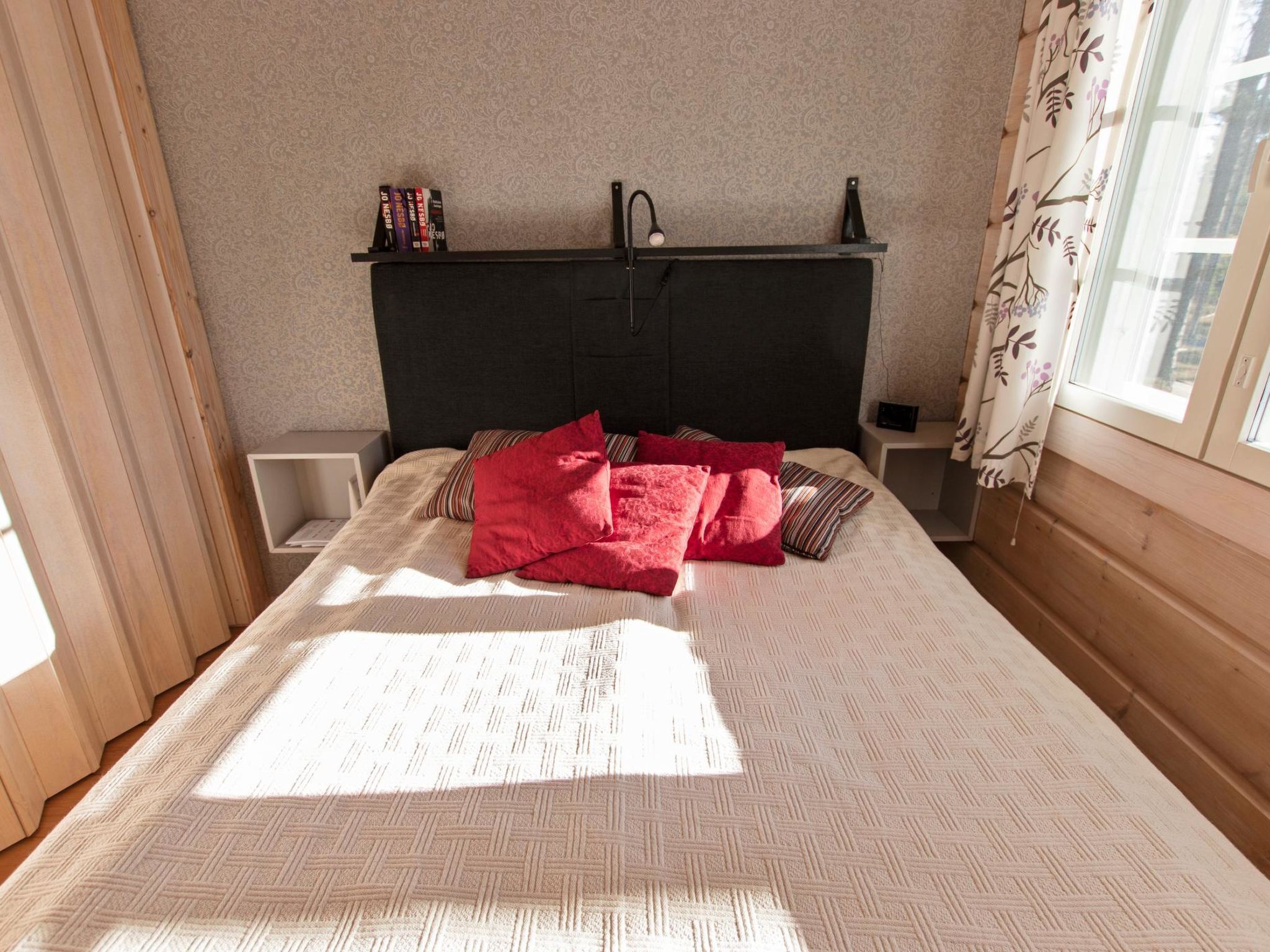 1 bedroom, desk, Internet