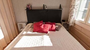 1 bedroom, desk, Internet