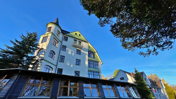 A multi-story building with a green roof and multiple windows. - Perła Świeradowa (Swieradow-Zdroj)