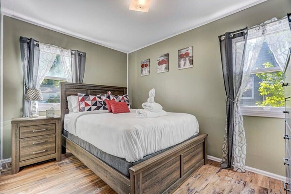 3 bedrooms, desk, iron/ironing board, WiFi