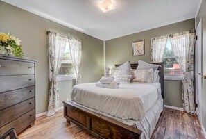 3 bedrooms, desk, iron/ironing board, WiFi