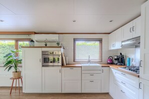 Frigorífico, microondas, horno y placa de cocina