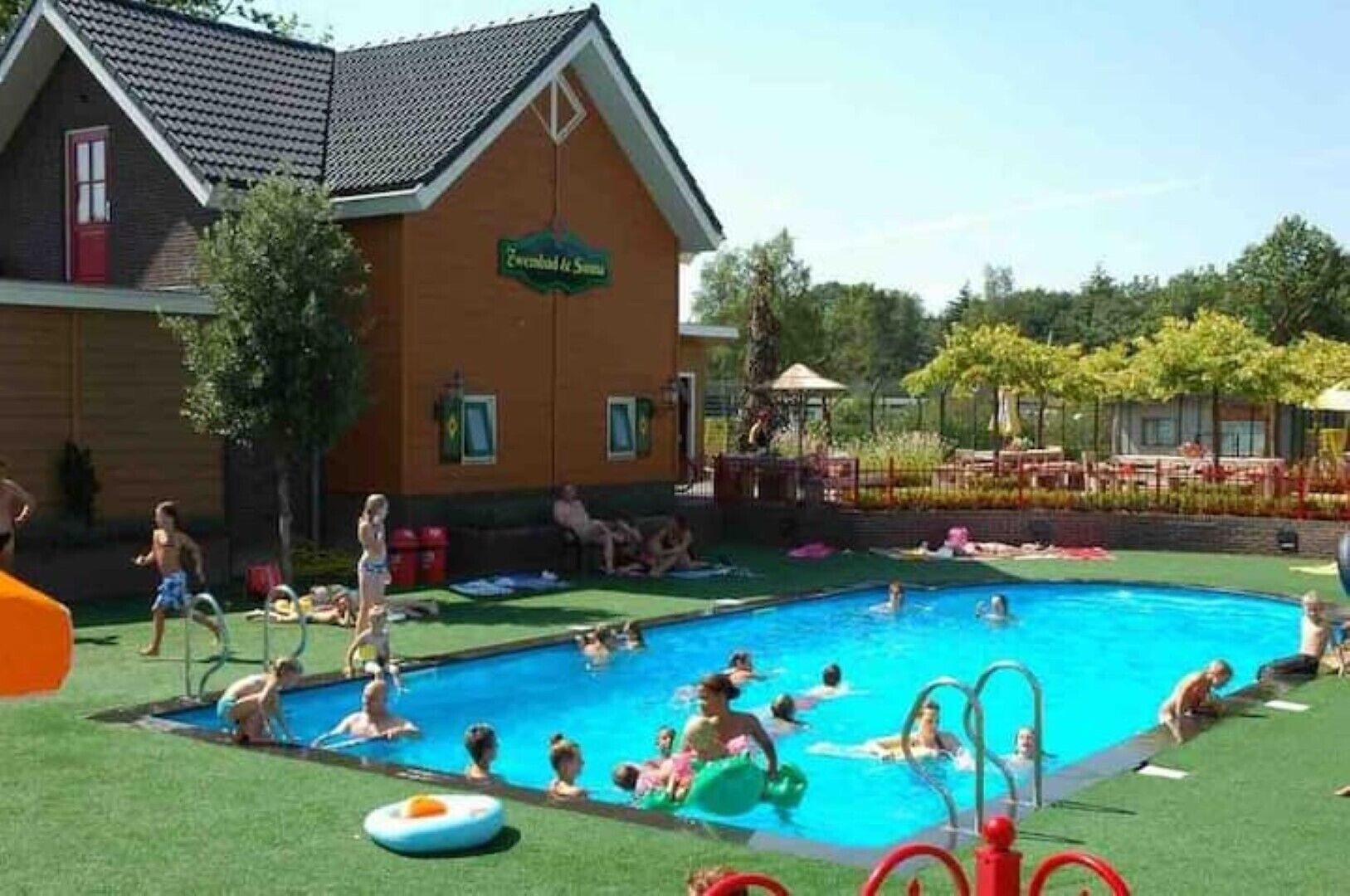 Een binnenzwembad, een buitenzwembad