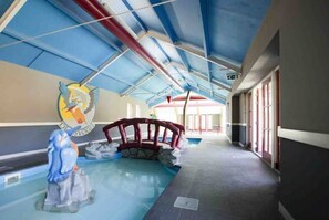 Una piscina cubierta, una piscina al aire libre