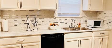 Geladeira, micro-ondas, fogão, lava-louças