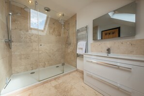 Combined shower/bathtub, hair dryer, towels - Wynholme, Holme-next-the-Sea, Norfolk (Holme-next-the-Sea)
