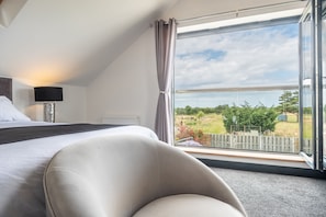 4 bedrooms, iron/ironing board, Internet, bed sheets