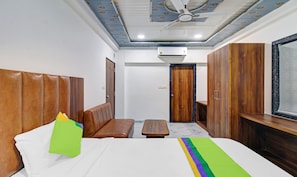 Quarto casal luxo | Escrivaninha, ferros/tábuas de passar roupa