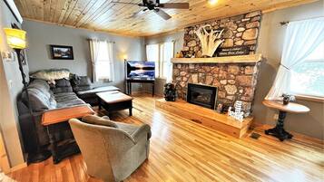 TV, fireplace