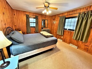 3 bedrooms, desk, WiFi, bed sheets