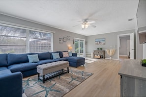 Spacious living room, large sectional sofa (pull-out), 65" smart TV, pool towels - Luxury Oasis🌴☀️• Heated Saltwater Pool • Near Beaches • Family-Friendly (Clearwater)