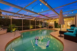 Heated, saltwater pool oasis with relaxing lighting, furniture, and bbq grill. - Luxury Oasis🌴☀️• Heated Saltwater Pool • Near Beaches • Family-Friendly (Clearwater)