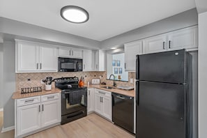 Newly renovated and modern kitchen and appliances. - Luxury Oasis🌴☀️• Heated Saltwater Pool • Near Beaches • Family-Friendly (Clearwater)