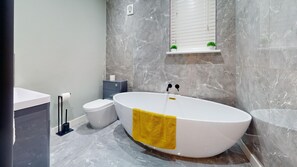 Bathtub, hair dryer, towels, toilet paper - Stylish 2 Bed Apt, 2 Minute Walk From The Beach. (Sheringham)