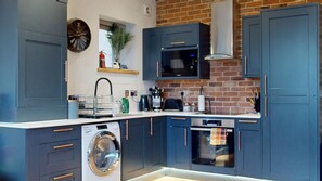 Frigorifero, microonde, forno, piano cottura