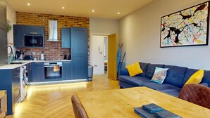 Eine moderne Wohnung mit Küche, Essbereich und Wohnzimmer.