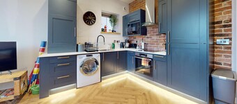 Stylish 2 Bed Apt, 2 Minute Walk From The Beach.